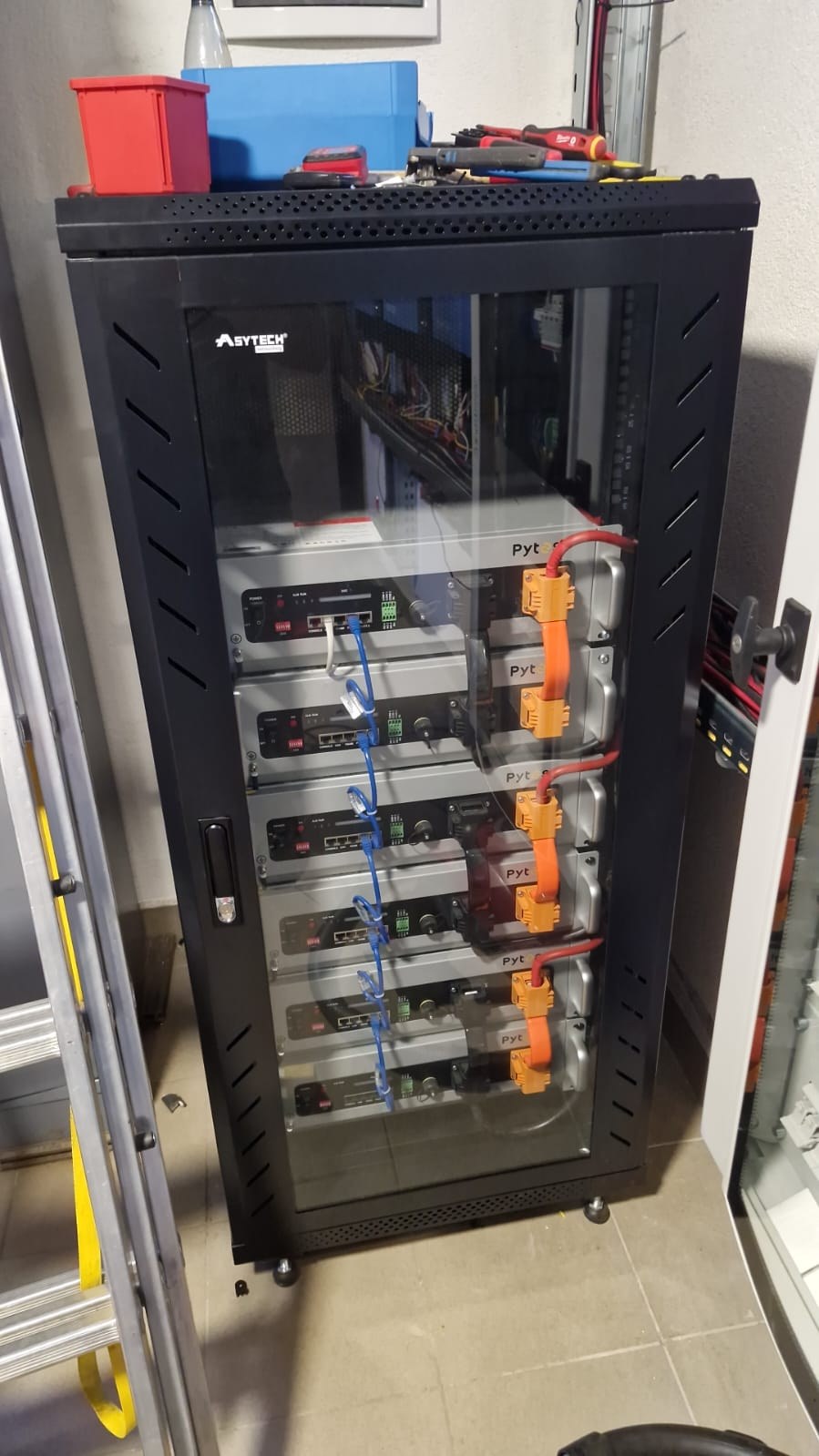 Sistem fotovoltaic trifazat Victron 30 kVA cu stocare 40 kWh Pytes – independență energetică și backup instant
