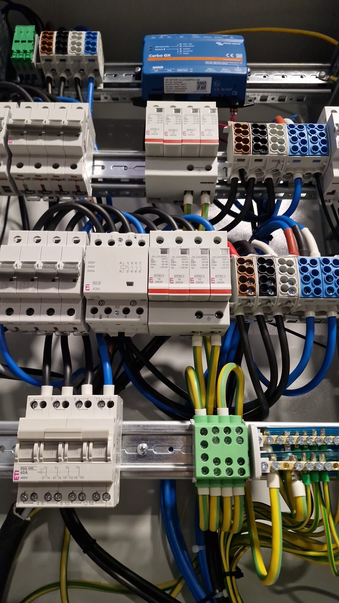 Sistem fotovoltaic trifazat Victron 30 kVA cu stocare 40 kWh Pytes – independență energetică și backup instant