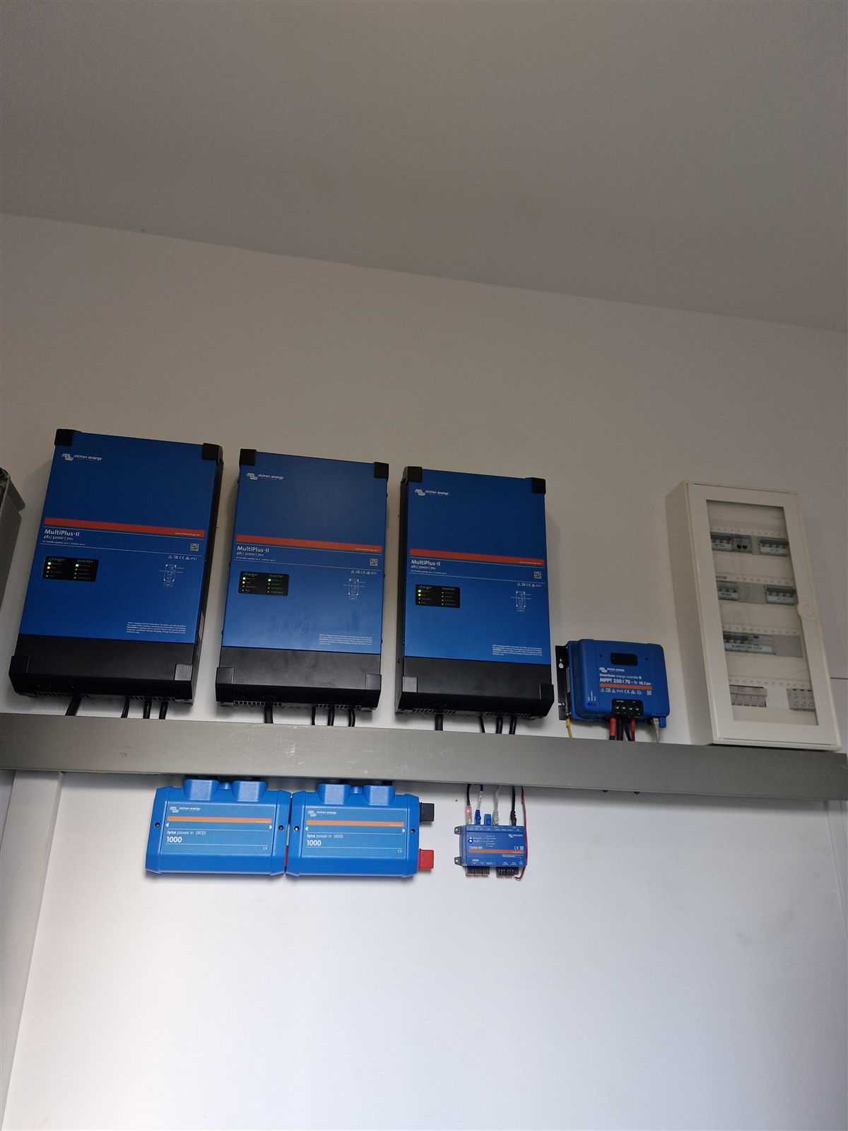 Sistem fotovoltaic trifazat Victron Energy cu stocare — Otopeni